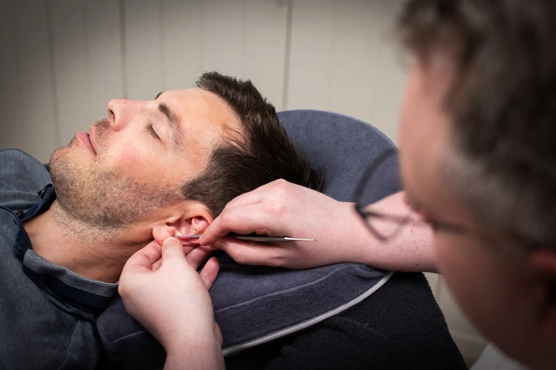 Reflexzonentherapie am Ohr